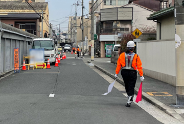 大阪府住吉区の電話設備工事現場で交通誘導警備中の警備員4(2024.03.14)