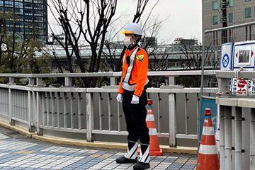 大阪市淀川区の歩道橋塗装工事での交通誘導警備の様子(2024.03.19)