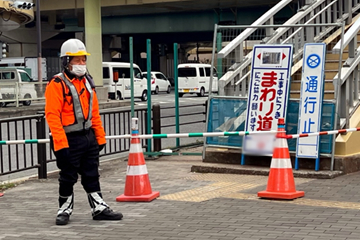 大阪市淀川区の歩道橋塗装工事での交通誘導警備中の警備員2(2024.03.19)