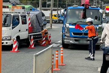 高槻市の管路点検業務現場で交通誘導警備中の警備員2(2024.04.05)