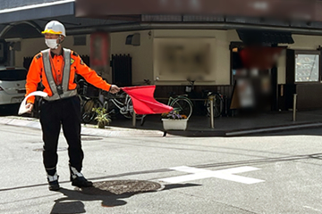 大阪市中央区の道路舗装工事現場での交通誘導警備の様子(2024.03.29)