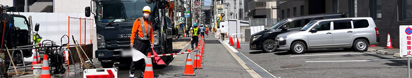 大阪市中央区の道路舗装工事現場で交通誘導中の警備員1(2024.03.29)