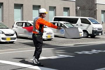 大阪市中央区の道路舗装工事現場で交通誘導中の警備員2(2024.03.29)