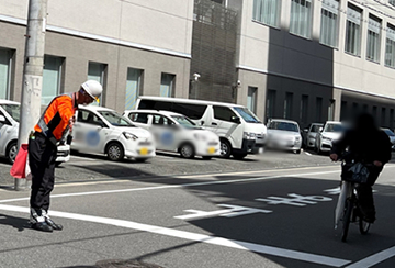 大阪市中央区の道路舗装工事現場で交通誘導中の警備員3(2024.03.29)