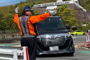 島本町で開催の桜バザーでの交通誘導警備の様子(2024.04.13)
