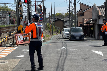 島本町で開催の桜バザーで交通誘導警備中の警備員2(2024.04.13)