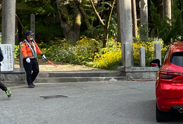 島本町で開催の桜バザーで交通誘導警備中の警備員3(2024.04.13)