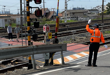 島本町で開催の桜バザーで交通誘導警備中の警備員4(2024.04.13)