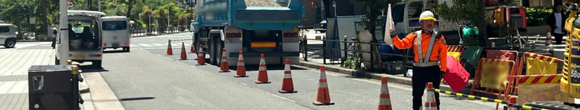 浪速区の道路舗装工事現場で交通誘導警備中の警備員1(2024.05.14)