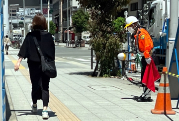 浪速区の道路舗装工事現場で交通誘導警備中の警備員3(2024.05.14)