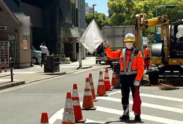 浪速区の道路舗装工事現場で交通誘導警備中の警備員4(2024.05.14)