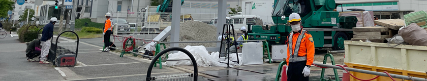 西宮市の高所看板設置工事現場で安全誘導業務中の警備員1(2024.05.15)