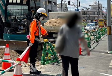 守口市の電気通信設備工事現場で交通誘導警備中の警備員3(2024.06.07)