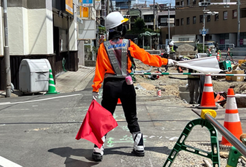 守口市の電気通信設備工事現場で交通誘導警備中の警備員4(2024.06.07)