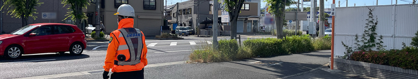 伊丹市の工場の敷地内解体工事現場で交通誘導警備中の警備員1(2024.05.25)
