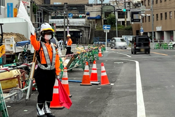 守口市での電線共同溝工事現場での交通誘導警備の様子(2024.05.22)
