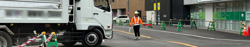 守口市での電線共同溝工事現場での交通誘導警備中の警備員1(2024.05.22)
