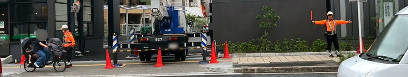 城東区の看板新設工事現場で交通誘導警備中の警備員1(2024.07.02)