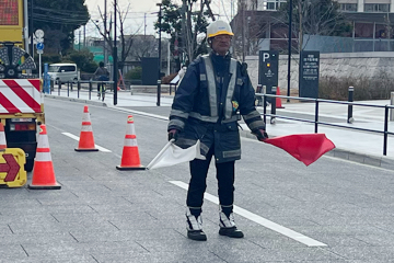 高槻市の電線類地中化工事現場での交通誘導警備の様子(2025.01.29)