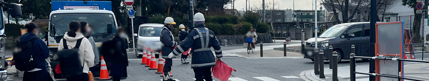 高槻市の電線類地中化工事現場で交通誘導警備をする警備員1(2025.01.29)