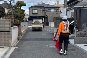 寝屋川市の電話設備新設工事現場での交通誘導警備の様子(2025.02.04)