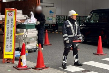 港区の駅下区画での搬出作業現場での交通誘導警備の様子（2025.02.01）