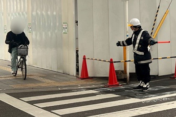 港区の高架下新築工事現場での交通誘導警備の様子(2025.02.20)