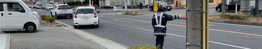 神戸市北区のガソリンスタンドイベントで歩行者保全と安全誘導をする警備員1(2025.02.28)