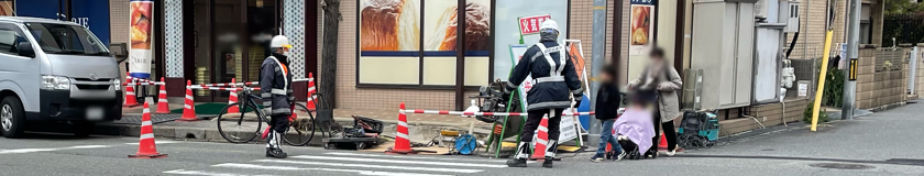 尼崎市のガス管取替工事現場で交通誘導警備中の警備員1(202.03.19)