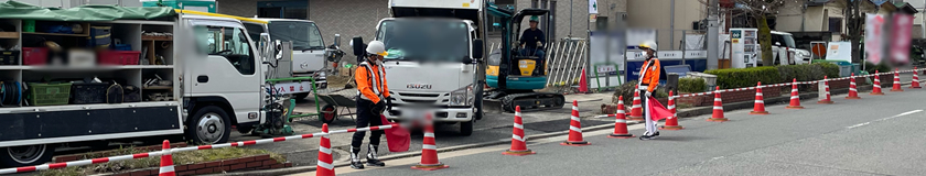 尼崎市のガス管新設工事現場で交通誘導警備中の警備員1(2025.03.28)