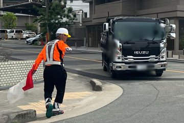 箕面市の電話設備工事現場での交通誘導警備の様子(2025.05.15)