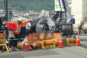 箕面市の電話設備工事現場での交通誘導警備中の警備員2(2025.05.15)