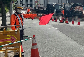 箕面市の電話設備工事現場での交通誘導警備中の警備員3(2025.05.15)