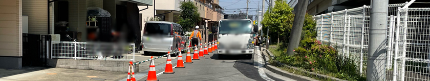 茨木市の通信設備新設工事現場で交通誘導警備中の警備員1(2025.05.13)