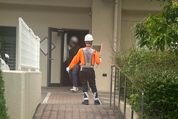 吹田市のマンション改修工事現場での交通誘導警備の様子(2025.05.15)
