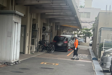 吹田市のマンション改修工事現場で交通誘導警備中の警備員2(2025.05.15)