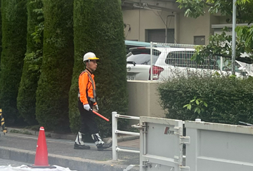 吹田市のマンション改修工事現場で交通誘導警備中の警備員3(2025.05.15)