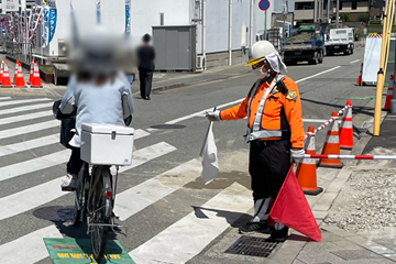 西宮市のガス管試掘工事現場での交通誘導警備の様子(2025.05.08)