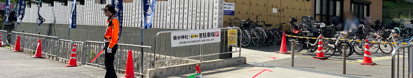 垂水神社 春季大祭で交通誘導警備中の警備員1(2025.05.20)