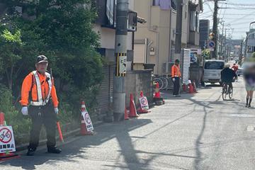 垂水神社 春季大祭で雑踏警備中の警備員1(2025.05.20)