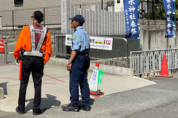 垂水神社 春季大祭で交通誘導警備中の警備員2(2025.05.20)