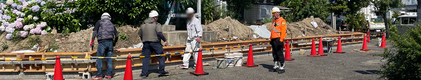 住之江区の外構メッシュフェンス改修工事現場で交通誘導警備の警備員1(2025.06.13)