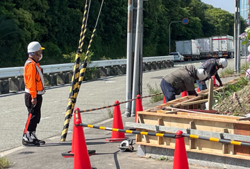 住之江区の外構メッシュフェンス改修工事現場で交通誘導警備の警備員3(2025.06.13)