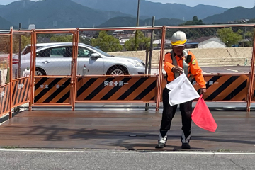 河内長野市の電話工事後の復旧工事現場での交通誘導警備の様子(2025.06.19)