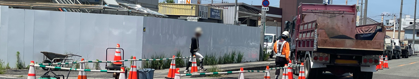 河内長野市の電話工事後の復旧工事現場で交通誘導警備をする警備員1(2025.06.19)