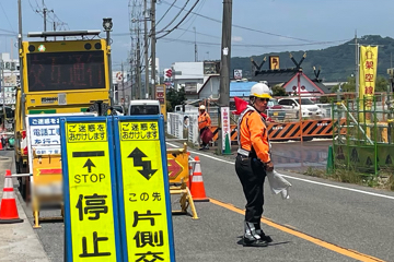 河内長野市の電話工事後の復旧工事現場で交通誘導警備をする警備員2(2025.06.19)