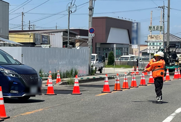 河内長野市の電話工事後の復旧工事現場で交通誘導警備をする警備員4(2025.06.19)