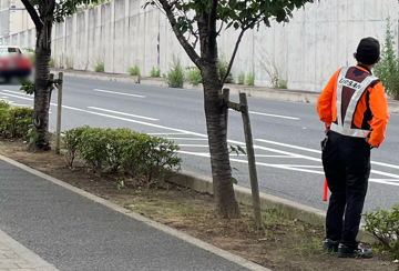京都市伏見区のイベント会場で交通誘導警備をする警備員3(2025.06.27)