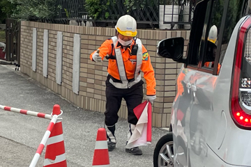 西宮市のガス管入替工事現場で交通誘導警備をする警備員2(2025.06.12)