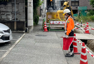西宮市のガス管入替工事現場で交通誘導警備をする警備員3(2025.06.12)